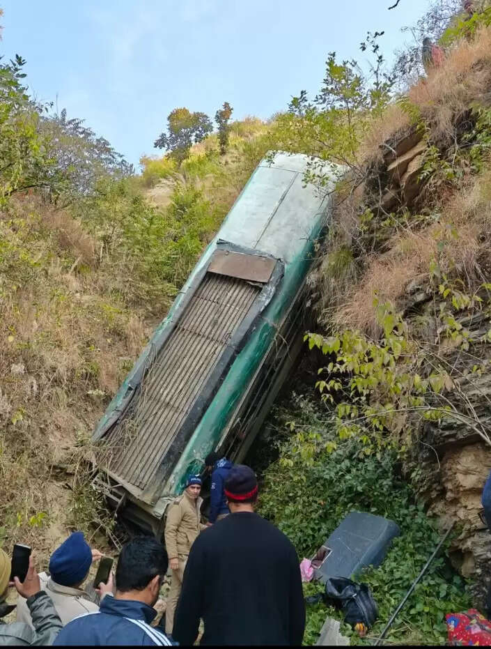 भिकियासैण&nbsp;के पास गहरी खाई में गिरी यात्री बस, राहत-बचाव कार्य जारी