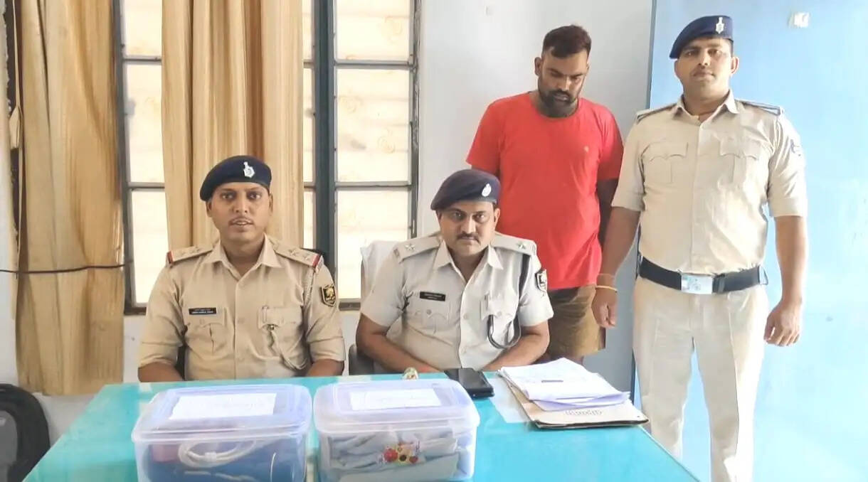 फर्जी पुलिस बन ठगी करने वाले गिरोह का भंडाफोड़, सरगना गिरफ्तार