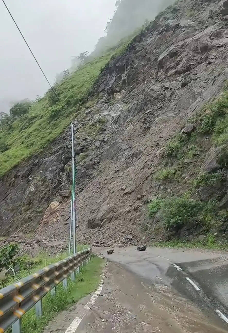 हिमाचल में मानसून सक्रिय, कई जिलों में भारी बारिश का अलर्ट, नेशनल हाईवे-5 पर भूस्खलन