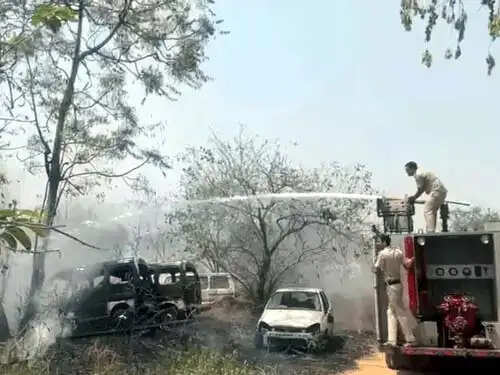 फरीदाबाद : अस्पताल परिसर में आग से स्वास्थ्य विभाग की पांच गाडिय़ां जली