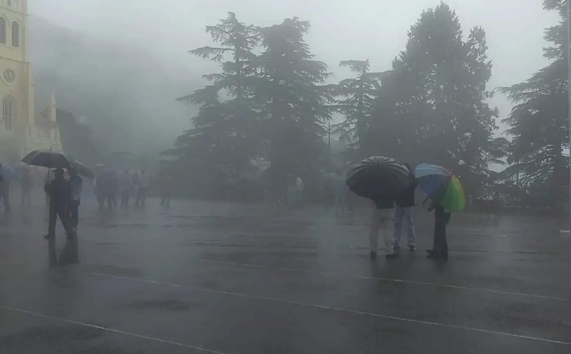 शिमला सहित कई जगह बरसे बादल, बर्फबारी से लौटी सर्दी, आंधी-ओलों का अलर्ट