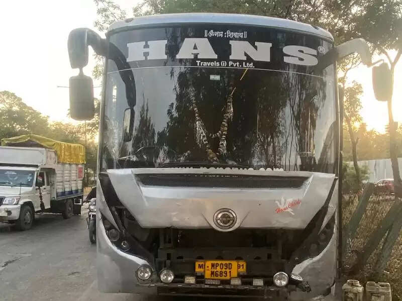 इंदौरः रिंग रोड पर अवैध रूप से यात्री बस व ट्रैवल्स कार्यालय संचालित करने वालों पर बड़ी कार्रवाई