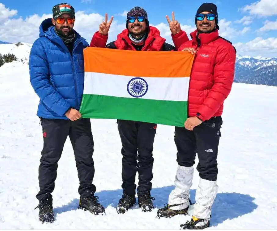 हाथरस के पर्वतारोही लद्दाख की चोटी पर फहराया तिरंगा