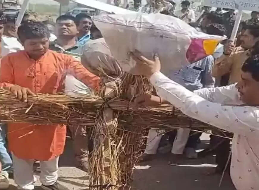 बाड़मेर&nbsp;में&nbsp;पाकिस्तान प्रधानमंत्री का फूंका पुतला,&nbsp;जमकर&nbsp;की&nbsp;नारेबाजी