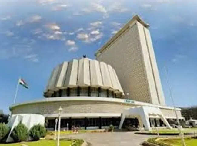 भारी बारिश के कारण महाराष्ट्र विधानसभा का कामकाज पूरे दिन तक के लिए स्थगित