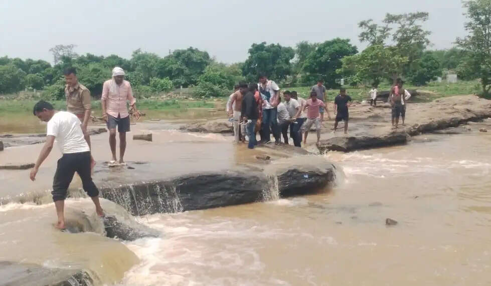 सिद्धनाथ की दरी में डूबने से वाराणसी के युवक की मौत, गोताखोरों ने निकाला शव