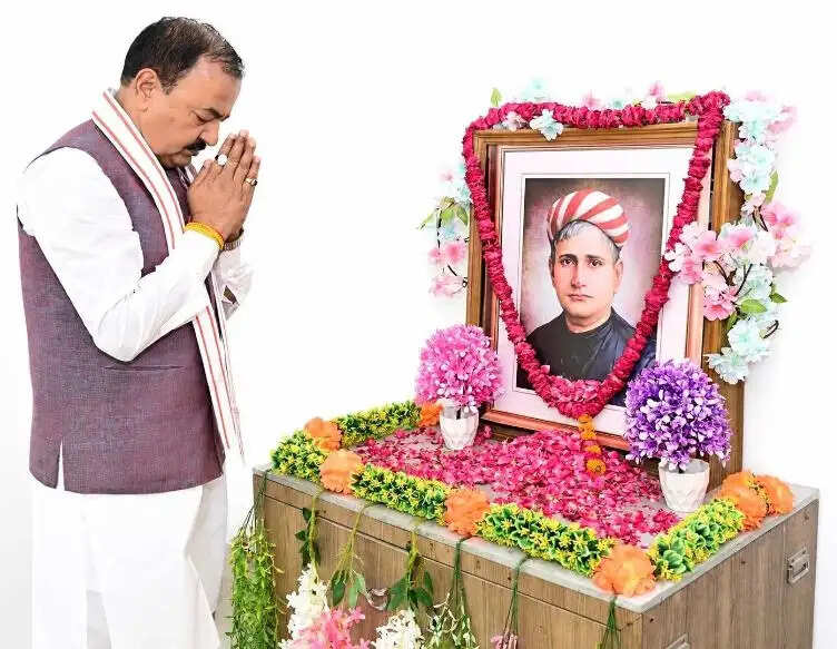 केशव प्रसाद मौर्य ने बंकिम चन्द्र चट्टोपाध्याय एवं छत्रपति शाहू महाराज के स्मृति-चित्रों पर की पुष्पांजलि