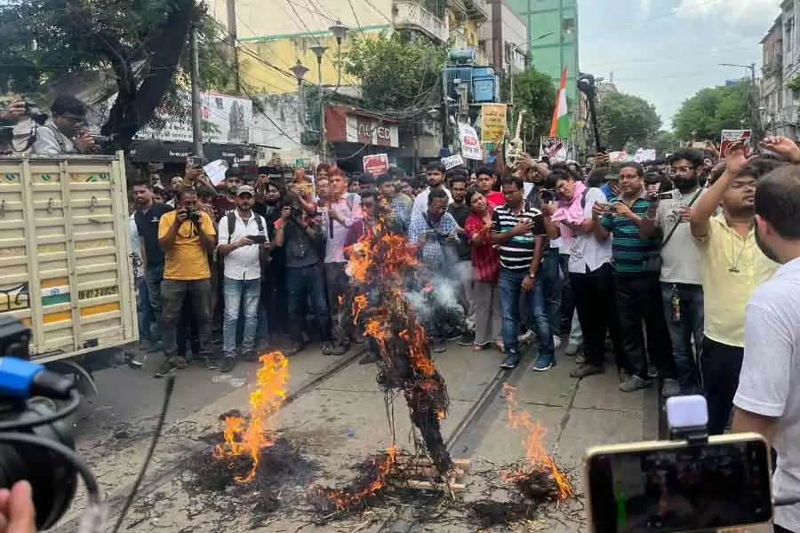 कोलकाता पुलिस मुख्यालय से 500 मीटर दूर धरने पर बैठे प्रदर्शनकारी डॉक्टर