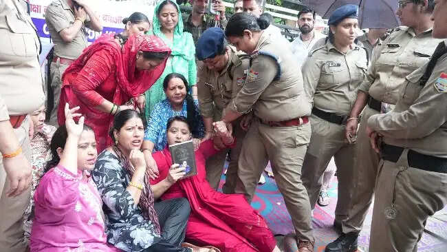 छात्रों के समर्थन में महिला कांग्रेस का डीएम कार्यालय घेराव