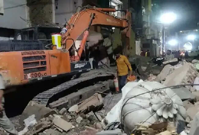 उज्जैन में सिंहस्थ-2028 की तैयारियों के बीच सड़क चौड़ीकरण में 150 साल पुराना मंदिर क्षतिग्रस्त