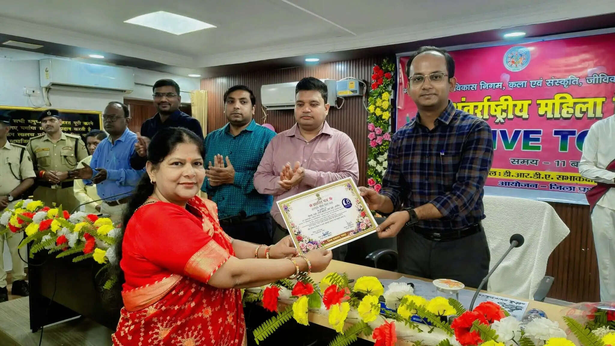 अंतर्राष्ट्रीय महिला दिवस पर डीएम ने महिलाओं को किया सम्मानित