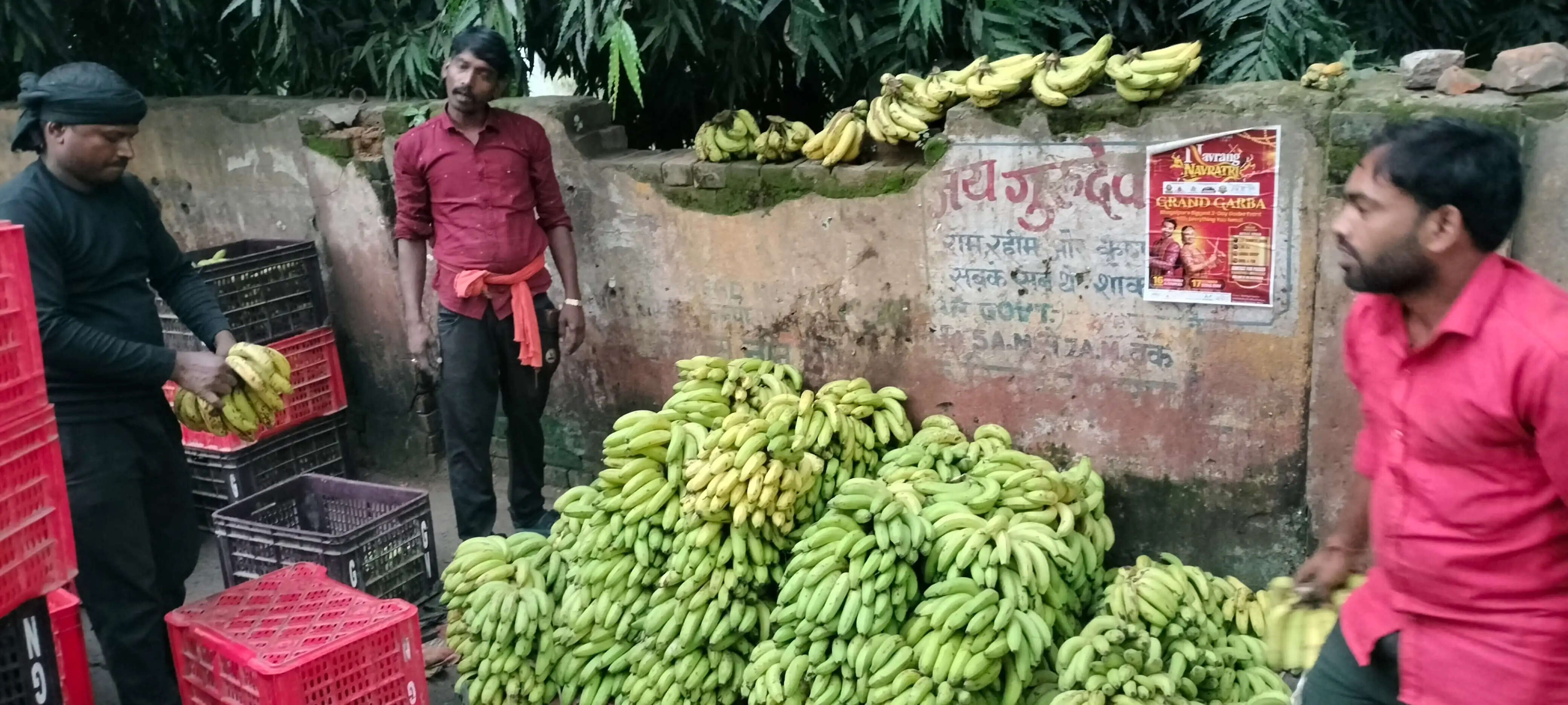 दुर्गा पूजा पर महंगाई की मार: भागलपुर के बाजारों में फलों के दाम बढ़े, श्रद्धालुओं का बजट बिगड़ा