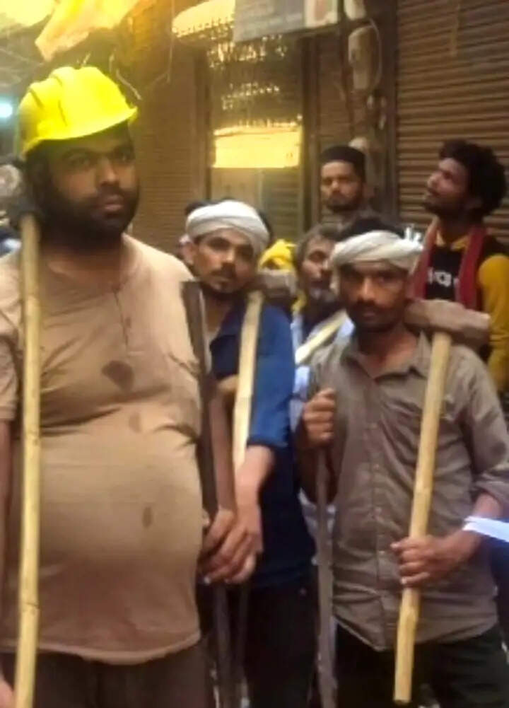 वाराणसी के दालमंडी में हाथ में हथौड़ा लेकर पहुंचे मजदूर, ध्वस्तीकरण की कार्रवाई शुरू