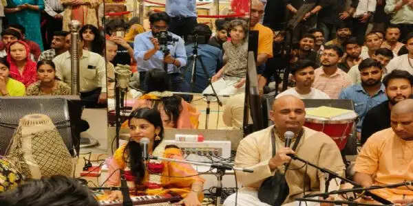 गुप्त वृंदावन धाम पहुंचीं मैथिली ठाकुर ने भजनों से बांधा समां