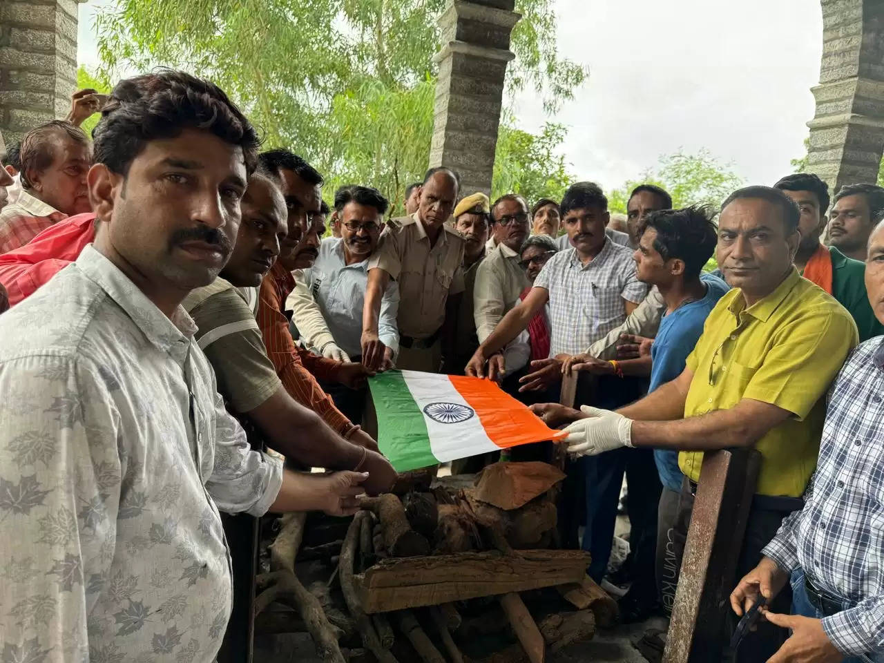 ट्रेन से टकरा कर राष्ट्रीय पक्षी मोर की मौत, टीम गठित करवा पोस्टमार्टम