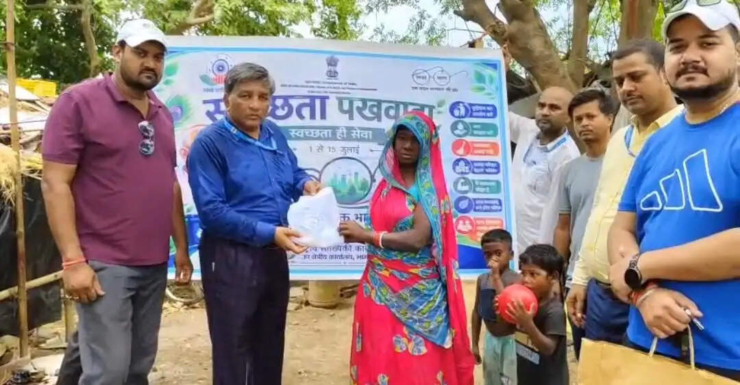 झुग्गी-झोपड़ी बस्ती में चला स्वच्छता अभियान, लोगों को किया गया जागरूक