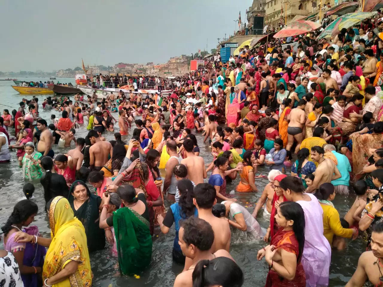 गंगा दशहरा पर लाखों श्रद्धालुओं ने पुण्य सलिला गंगा में लगाई आस्था की डुबकी