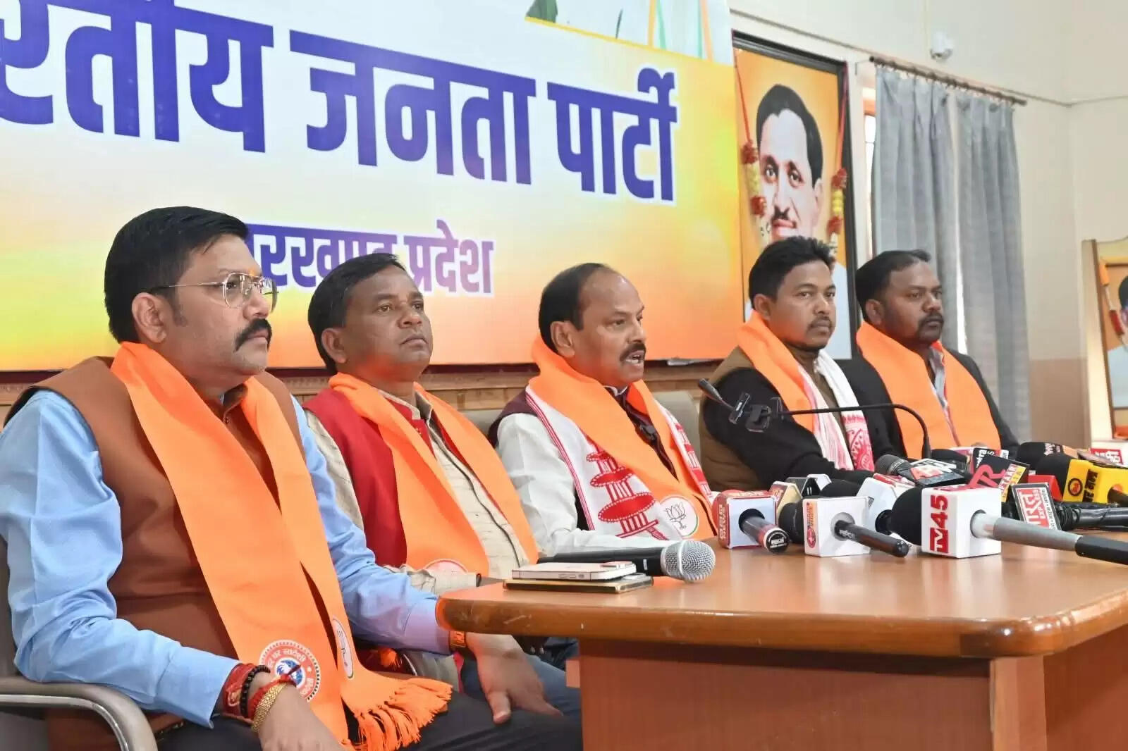 पेसा के नाम पर आदिवासियों को लॉलीपॉप दिखा रही है राज्य सरकार : रघुवर दास