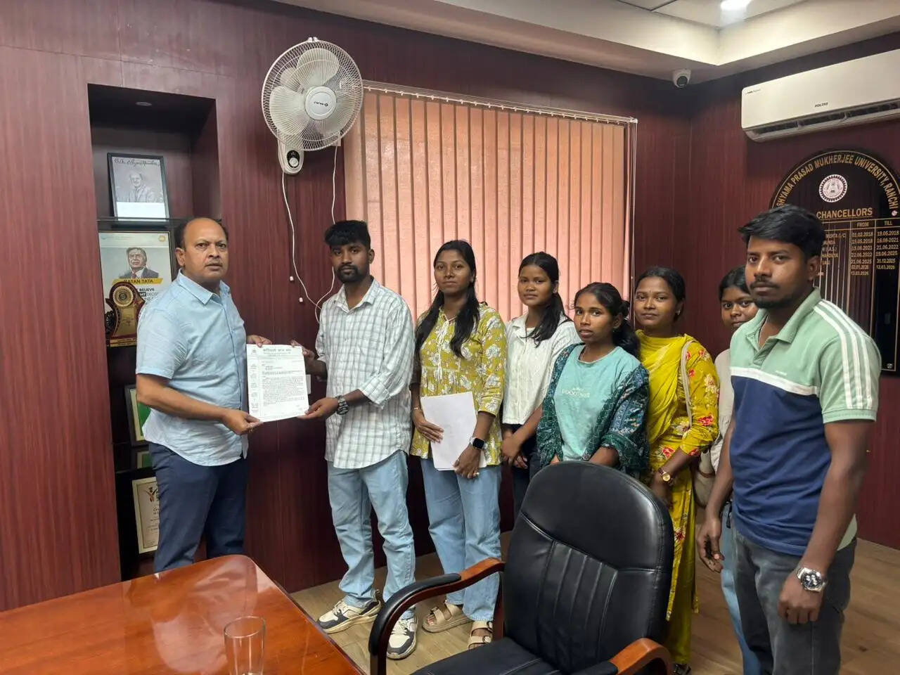 जनजातीय भाषा विभागों में शिक्षक पद सृजन की मांग, कुलपति को सौंपा ज्ञापन