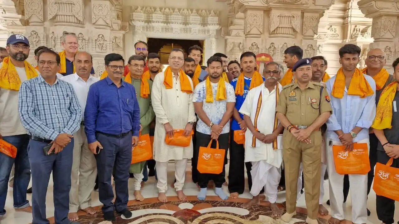 आईपीएल शुरू होने से पहले लखनऊ सुपर जॉइंट्स की टीम राम लला के दरबार पहुंची