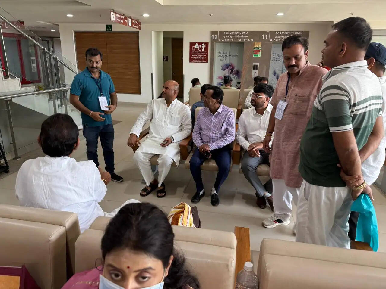 सांसद जोशी पहुंचे अहमदाबाद, पूर्व केंद्रीय मंत्री व्यास के परिजनों से ली स्वास्थ्य की जानकारी