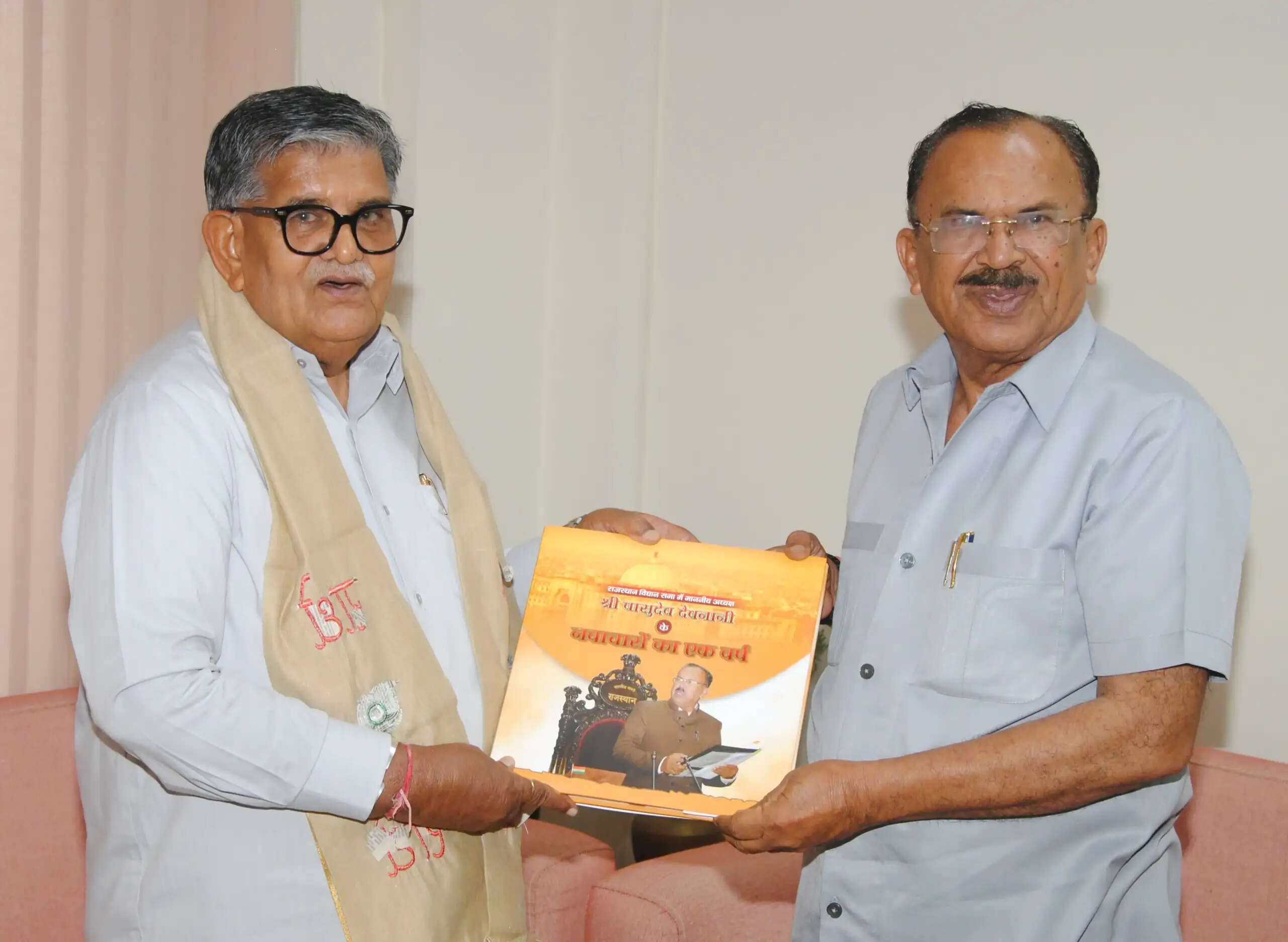 देवनानी ने राज्यपाल कटारिया को राजस्थान विधान सभा की डायरी भेंट की