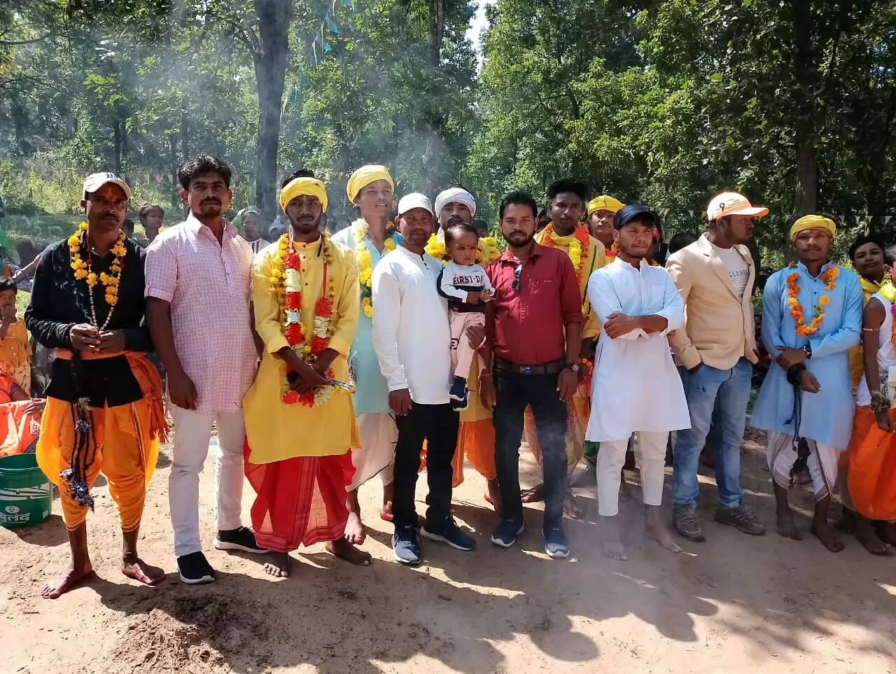 अनूपपुर: गोबर को ईश्वर का रूप दे गौवंश पालकों ने की गोवर्धन पूजा, ग्रमीणों ने लोकगीत व लोकनृत्य कर मनाया पर्व