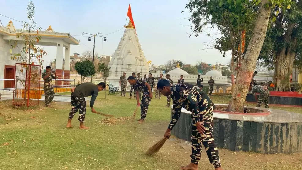 मंदसौर: सशस्त्र सेना बल के जवानों ने भगवान पषुपतिनाथ मंदिर परिसर में किया श्रमदान