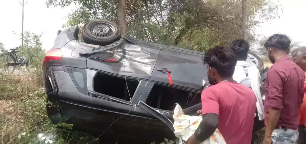 पिकअप और कार की भिड़ंत, 11 लाेग घायल