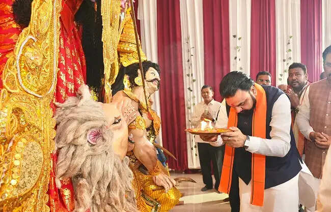 महासप्तमी पर भाजपा अध्यक्ष नितिन नवीन और मुख्यमंत्री सम्राट चौधरी ने पटना के पूजा पंडालों में किए मां दुर्गा के दर्शन