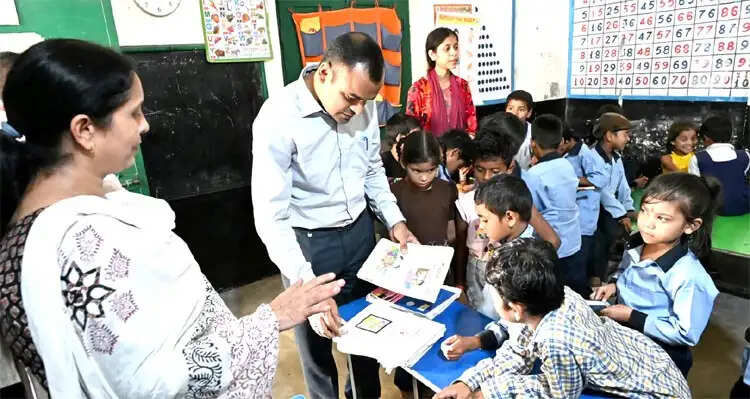 डीएम के औचक निरीक्षण में खुली स्कूल की हकीकत, 4 फरवरी 2025 से गैरहाजिर मिला शिक्षक
