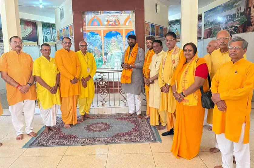 राज्यमंत्री पटेल ने गायत्री शक्ति पीठ में गौशाला का किया निरीक्षण, दुग्ध उत्पादन बढ़ाने किया प्रेरित