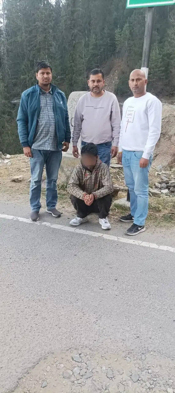 भगोड़े आरोपी को पुलिस टीम ने दबोचा