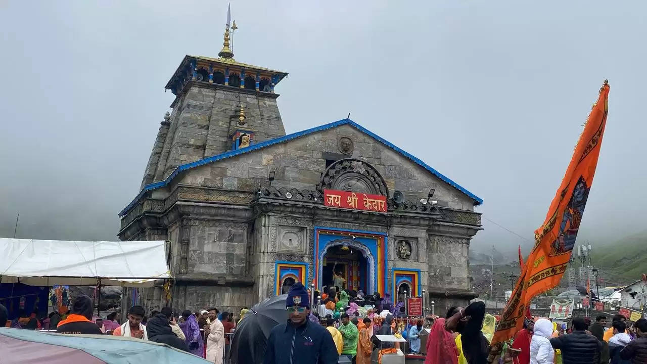 उत्तराखंड: सावन के पहले सोमवार को शिव मंदिरों में उमड़ी भीड़, केदारनाथ में बाबा के दर्शन के लिए भक्तों की लंबी कतारें