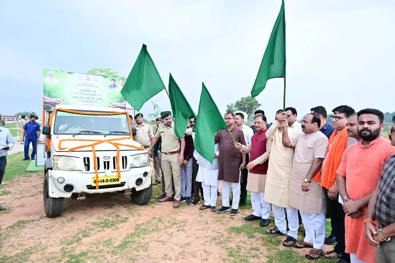 मुख्यमंत्री विष्णुदेव साय ने ट्री एटीएम को हरी झंडी दिखाकर किया रवाना