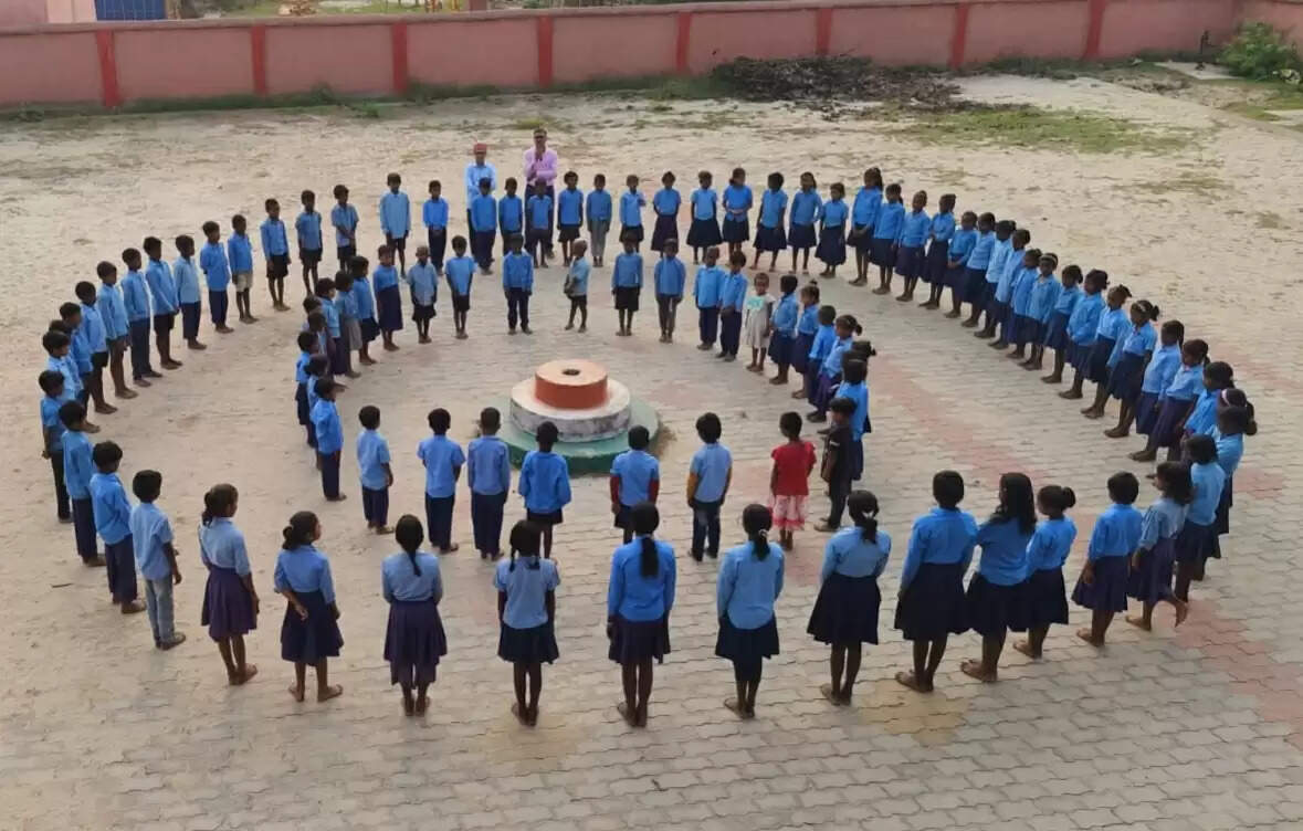 विश्व हीमोफीलिया दिवस पर स्कूली बच्चों ने बनाई मानव श्रृंखला