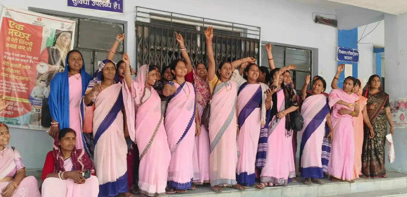 मानदेय नहीं मिलने पर आशा कर्मियों का प्रदर्शन, एक घंटे तक ओपीडी सेवा बाधित