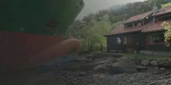 नॉर्वे में नाविक की गलती से विशाल मालवाहक जहाज घर के पास पहुंच गया