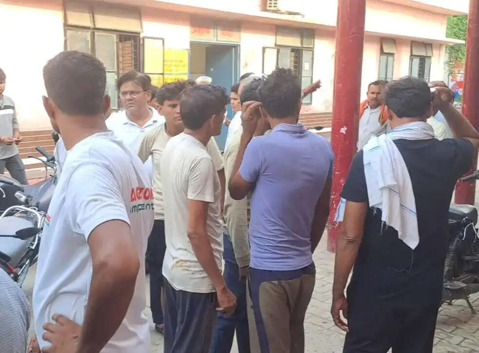 हाथरस में गढ्ढे में भरे बारिश के पानी में डूबने से बालक की मौत
