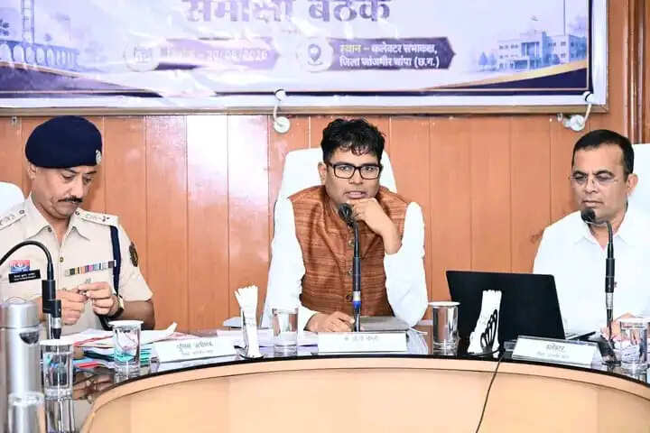 जांजगीर-चांपा में प्रभारी मंत्री ओपी चौधरी ने ली समीक्षा बैठक, विकास कार्यों की गुणवत्ता से समझौता नहीं करने के निर्देश
