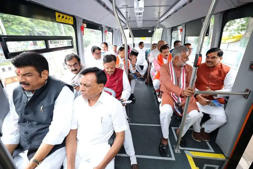 मुख्यमंत्री डॉ. यादव, मंत्रीगण सहित ई-बस से पहुंचे जगदीशपुर, सादगी और मितव्ययिता का दिया संदेश
