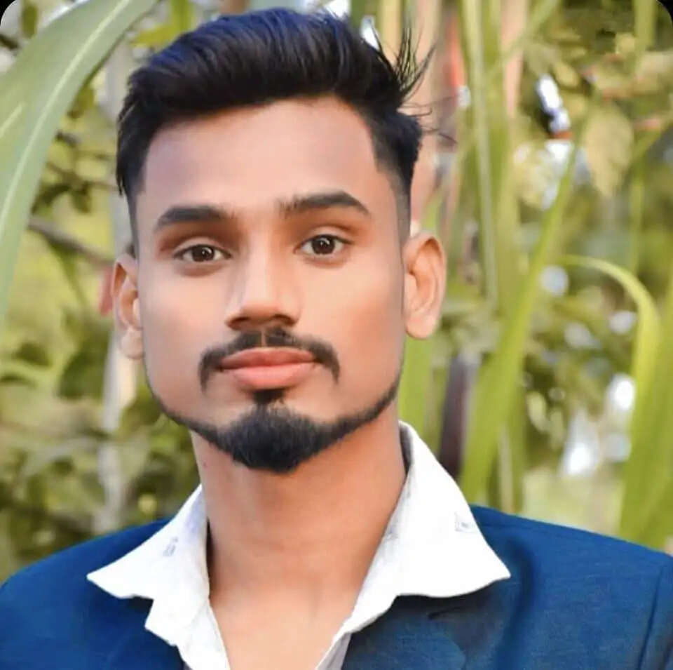 अनियंत्रित कार पिलर से टकराई, कोचिंग संचालक की मौत