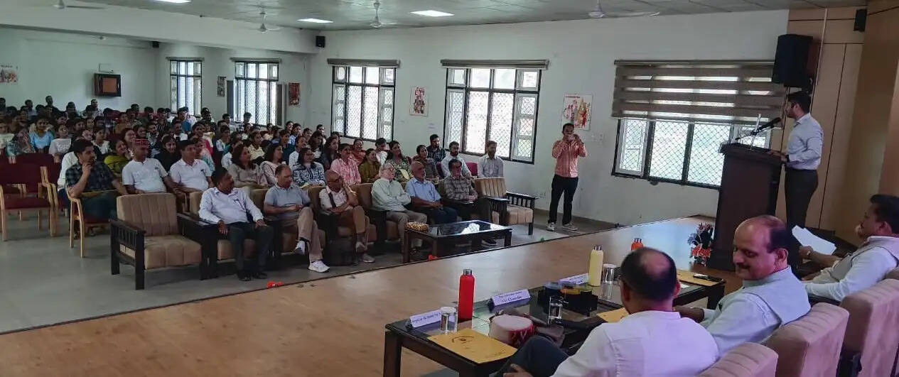 एसपीयू दीक्षारंभ–2026: शिक्षा के साथ नैतिक मूल्यों, अनुशासन और नेतृत्व क्षमता पर दें बल : अपूर्व देवगन