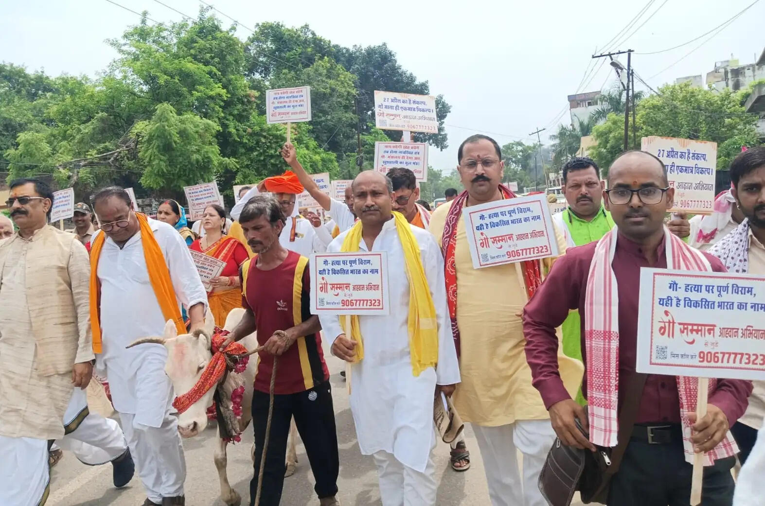 गो सम्मान अभियान के समर्थन में मीरजापुर से सौंपा गया ज्ञापन, लाखों हस्ताक्षरों के साथ 30 से अधिक मांगें रखीं