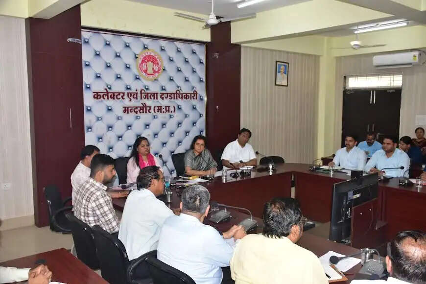 मंदसौरः जिला अस्पताल में एचपीवी वैक्सीनेशन के लिए प्रतिदिन चलाए विशेष कैंप-कलेक्टर