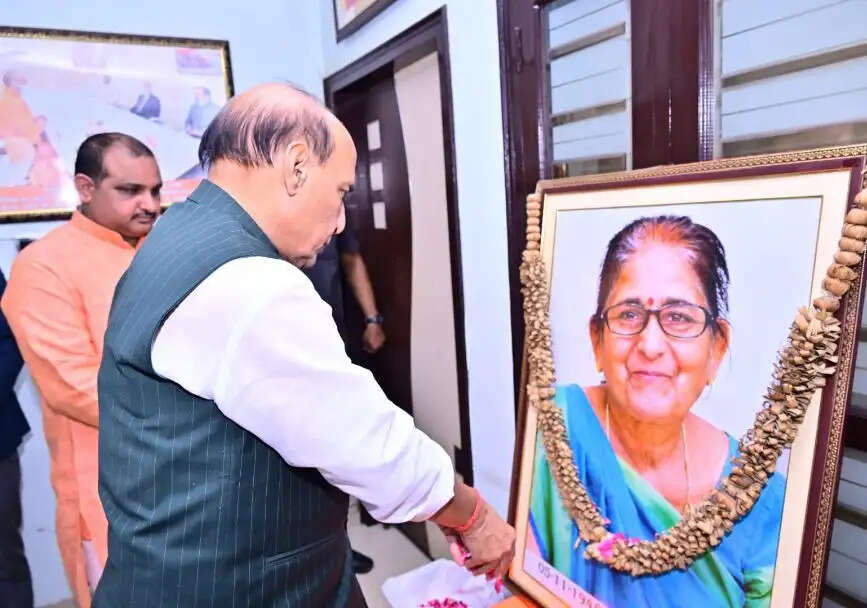 पूर्व राज्यमंत्री सुजय त्रिपाठी के घर पहुँचे राजनाथ सिंह