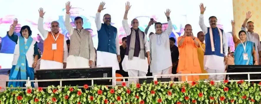 हवा में उड़ने वाली बस लाने वाला हूँ : नितिन गड़करी