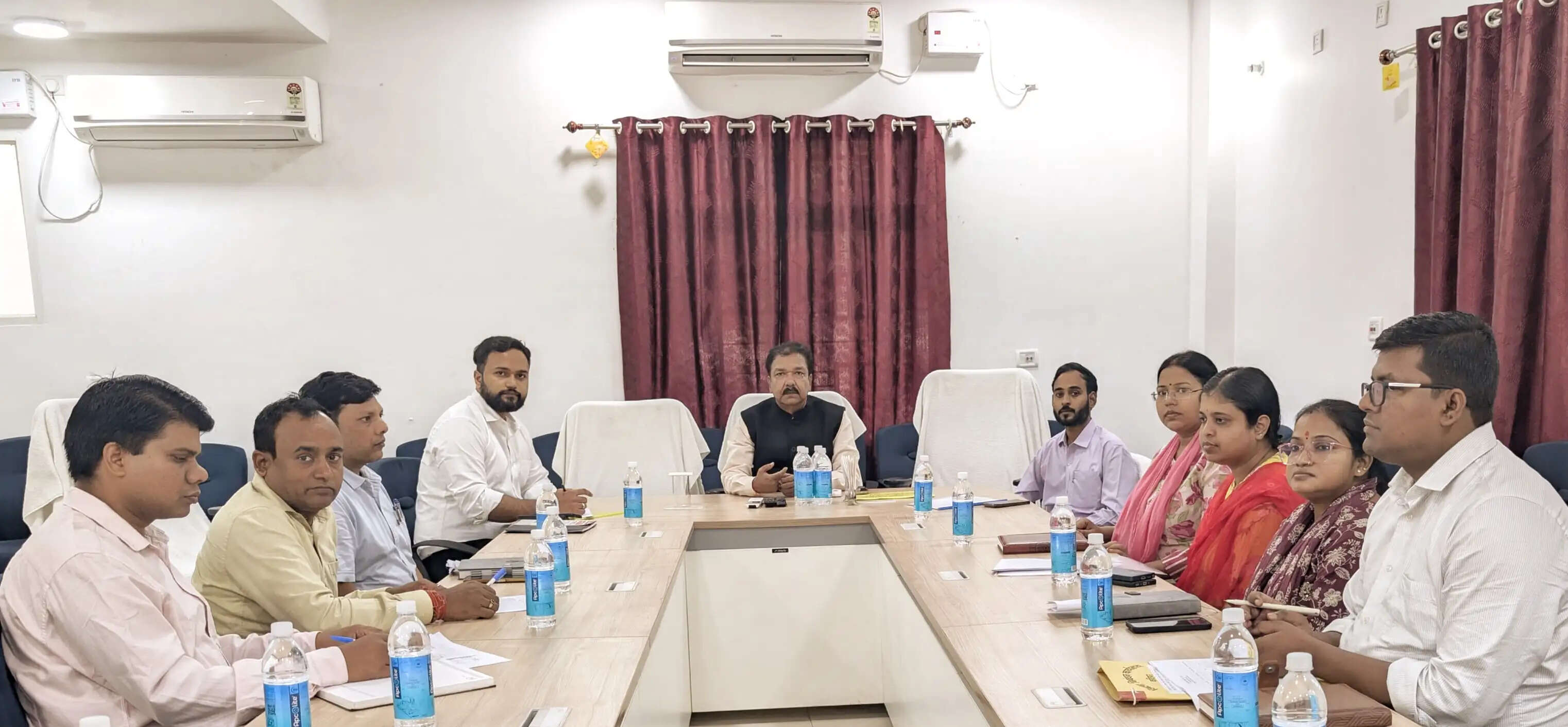 राजस्व मामलों में लापरवाही बर्दाश्त नहीं: मंत्री दिलीप जायसवाल ने सीओ व डीसीएलआर संग की समीक्षा