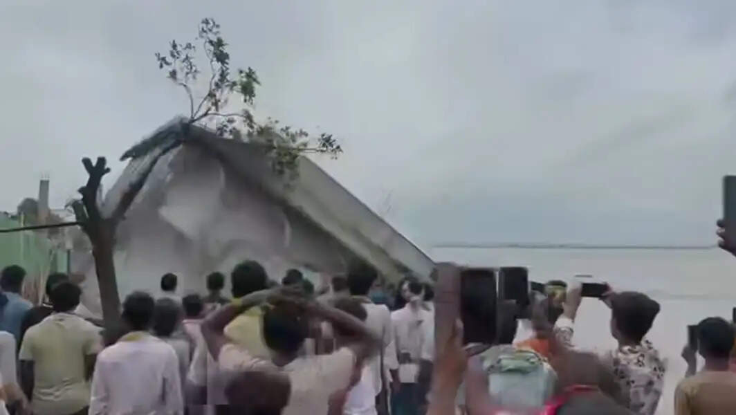 गंगा में विलीन हुआ छोटी अलालपुर राघोपुर का ऐतिहासिक चेती दुर्गा मंदिर