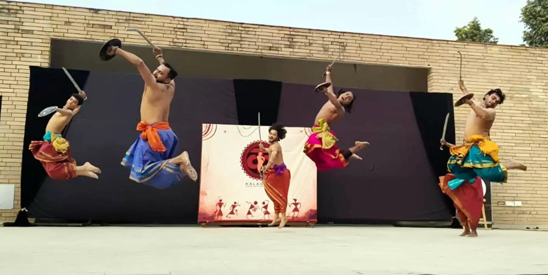 गुरुग्राम: कला ग्राम चाय चौपाल में मयूरभंज छाउ नृत्य की रही धूम